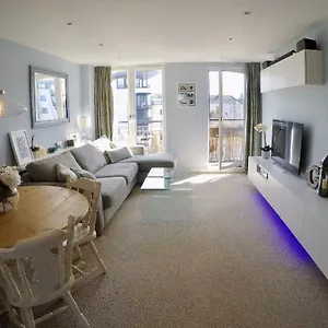 East Pilton - 2 Bed Free Parking & Balcony Apartment