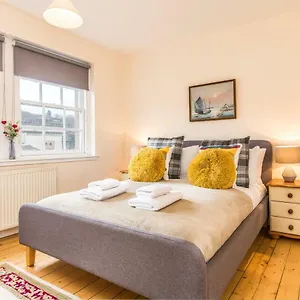 Sunny & Spacious Royal Mile Dating From 1677 Apartment